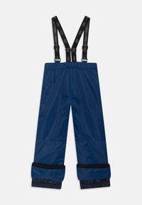 Navy wasserfeste Hosen mit verstellbaren schwarzen Trägern, elastischem Taillenbund und schwarzen Säumen. Glatte Textur, weit geschnitten.