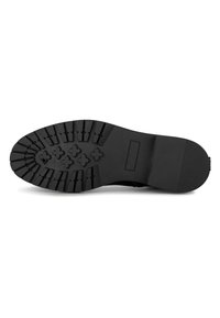 Suela de zapato de goma negra con surcos profundos y sin logotipos visibles. El diseño presenta un área de los dedos ancha y un talón que brinda soporte.