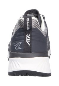 Schwarz und grauer Sportschuh mit einem Obermaterial aus Mesh, gepolstertem Kragen und einer strukturierten weißen Sohle. Die Ferse enthält eine Marken-Zuggummilasche.