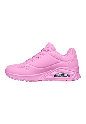 Roze sport schoen met een glad synthetisch bovenwerk, ronde neus, geperforeerde accenten en een zichtbare luchtkussen eenheid in de zool.