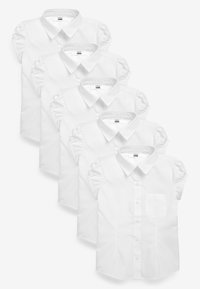 Cinq chemises blanches à manches courtes avec un col classique, une ouverture à boutons et une petite poche sur la poitrine. Fabriquées en tissu lisse et léger.