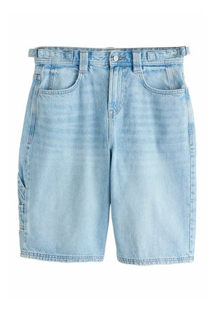 Világoskék farmer rövidnadrág övbemászókkal, elülső zsebekkel, gombos záródással és oldalsó használati zsebbel, fehér háttéren.