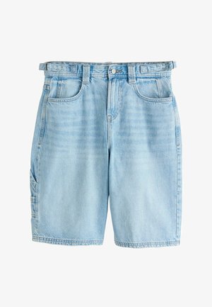 Pantaloni scurți de denim albastru deschis cu bucle pentru curea, buzunare frontale, închidere cu nasturi și un buzunar utilitar lateral pe fundal alb.