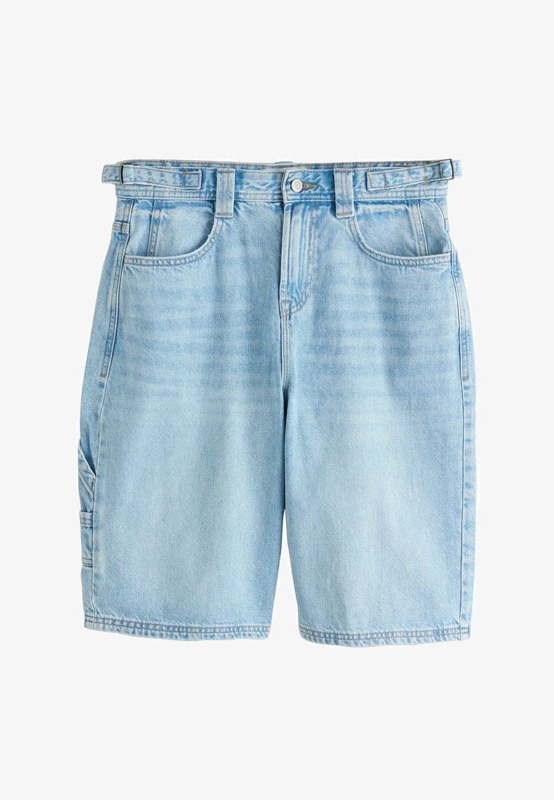 Shorts en denim bleu clair avec passants pour ceinture, poches frontales, fermeture par boutons et une poche utilitaire latérale sur fond blanc.