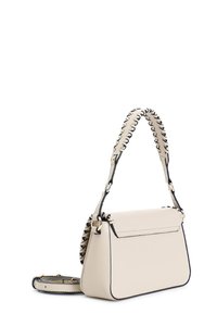 Beige läderhandväska med ett unikt flätat axelband, rektangulär form, svarta kanter och lockstängning. Detaljerna inkluderar guldfärgad hårdvara.
