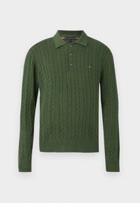 Pull en maille vert avec un motif en relief, des poignets et un col côtelés. Il présente une patte de boutonnage à trois boutons et un petit logo sur la poitrine.