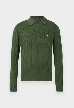 Groene gebreide pullover met een kabelpatroon, geribde manchetten en kraag. Beschikt over een drieknoopsluiting en een klein logo op de borst.