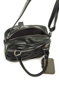 Borsa in pelle nera con un design testurizzato, dotata di un comparto principale con zip, due maniglie robuste e un portafoglio verde oliva attaccato.