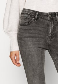 Vero Moda Petite VMFLASH  - Jeans Skinny Fit - medium grey denim