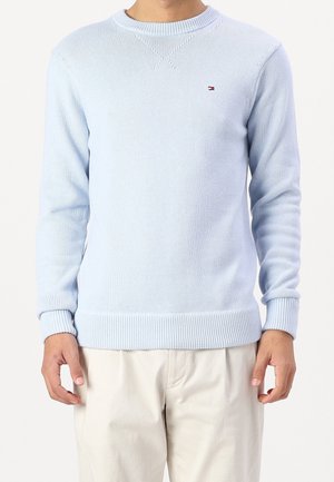 Hellblaues Strickpullover mit Rundhalskragen, gerippten Bündchen und Saum. Mit kleinem Logodetail auf der Brust. Glattes, strukturiertes Material.