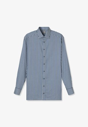 Gestreiftes Hemd mit vertikalen blau-weißen Streifen, langen Ärmeln, klassischem Kragen und schwarzen Knöpfen entlang der Vorderseite.