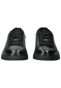 Sneaker in pelle nera con punta rotonda, suola piatta in gomma nera, lacci a sei occhielli e un logo discreto sulla linguetta e sui lati.
