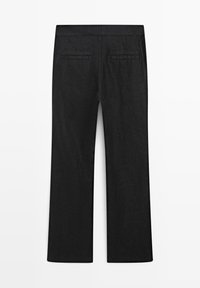 Pantalon noir à coupe droite. Comprend deux poches arrière, une texture lisse et une finition unie foncée.