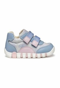 Sneakers azzurri chiari con accenti rosa pastello, materiale sintetico, due cinturini regolabili in Velcro, superficie testurizzata e suola in gomma bianca.