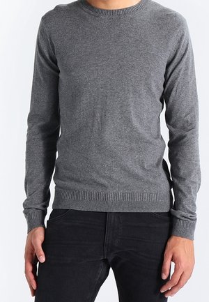 Grauer Pullover mit langen Ärmeln und Rundhalsausschnitt, aus weichem Stoff gefertigt. Verfügt über gerippte Bündchen und Saum, enganliegendes Design und schlichte Textur.