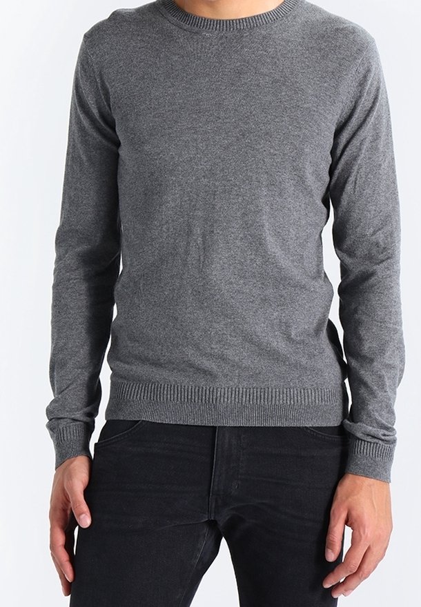 Grauer Pullover mit langen Ärmeln und Rundhalsausschnitt, aus weichem Stoff gefertigt. Verfügt über gerippte Bündchen und Saum, enganliegendes Design und schlichte Textur.