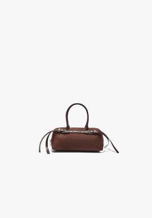 Sac à main en cuir marron avec deux poignées courtes doubles et un détail de sangle allongée, présenté sur un fond blanc.