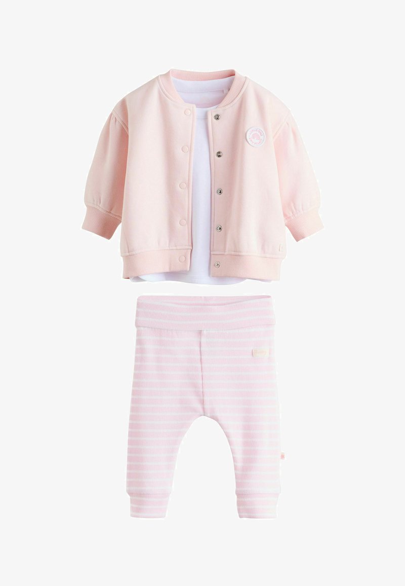 Ensemble pour enfants rose clair comprenant une veste à manches courtes avec des boutons-pression, ornée d'un logo rond, et un pantalon de pyjama rayé avec une taille douce.