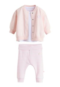 Svetloružový detský outfit pozostávajúci z jacketu s krátkym rukávom a zapínaním na patentky, s okrúhlym logom, a pruhovaných pyžamových nohavíc so zavinovacím pásom.