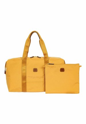 Sac de voyage jaune avec deux poignées et une pochette zippée assortie, toutes deux avec de petites plaques de logo en cuir marron.