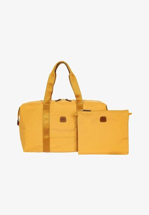 Sac de voyage jaune avec deux poignées et une pochette zippée assortie, toutes deux avec de petites plaques de logo en cuir marron.