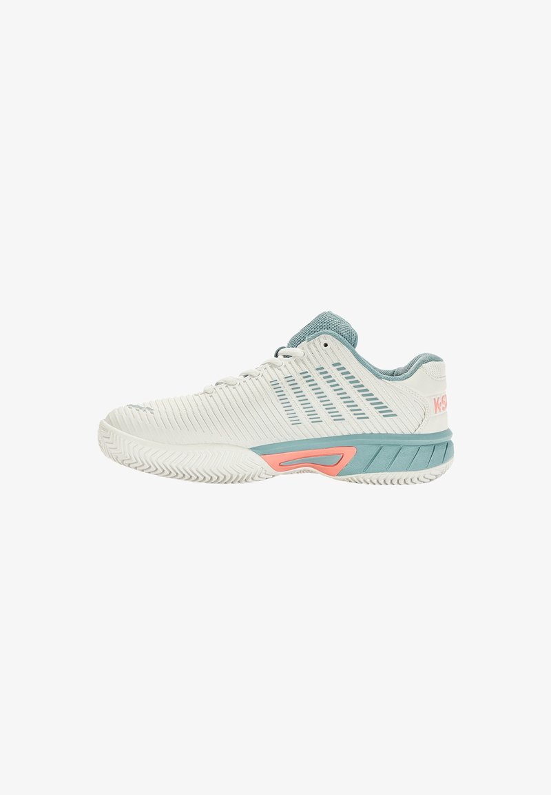 Witte en teal sport sneaker met koraalaccenten, een geribbelde zool, een mesh-tong en ventilatiestrepen aan de zijkant, weergegeven vanaf de buitenkant.