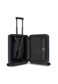 Maleta rígida en azul marino con interior negro. Cuenta con asa extensible, ruedas suaves, correas de seguridad y un bolsillo de malla con cremallera.