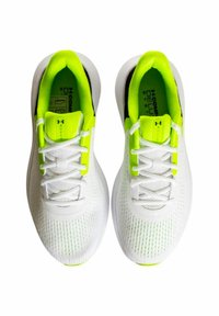 Zapatillas deportivas blancas con tela de malla, detalles en verde neón en el cuello y los cordones, suelas blancas y una superficie texturizada para transpirabilidad.