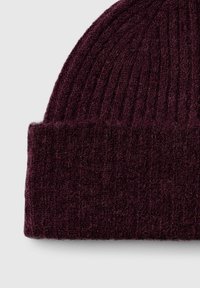 Berretto a maglia bordeaux realizzato in morbida lana testurizzata. Presenta un design a coste con un risvolto per maggiore calore e comfort.