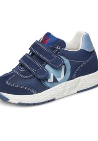 Námořnicky modré tenisky s suchými zipy, z materiálu semiš a textilie, bílé podrážky a kulatý logový akcent v světle modré barvě. Texturované designové detaily.