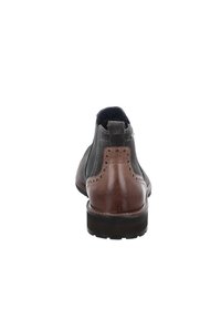 Botas de cuero hasta el tobillo, con un upper gris y acentos de cuero marrón, detalles de brogue y una suela resistente. Tejido texturizado y construcción robusta.