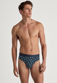 Marineblauwe boxershorts met een elastische tailleband, voorzien van een patroon van groene ijsconen. Gemaakt van een gladde, rekbare stof voor optimaal comfort.