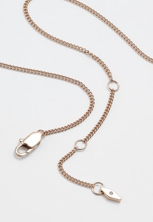 Collier chaîne en or rose avec fermoir mousqueton et petit pendentif géométrique mettant en valeur une pierre claire unique sur fond blanc.