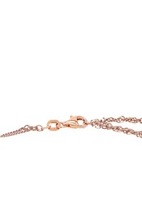 Collar de cadena en oro rosa con cierre de langosta y una pequeña etiqueta rectangular grabada con la marca "925".