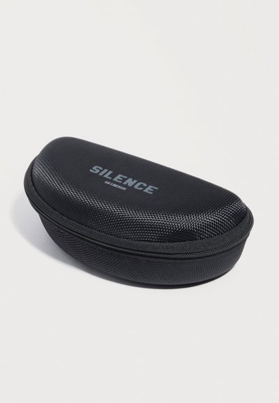 Μαύρη ημι-σκληρή θήκη με φερμουάρ, με υφή στην επιφάνεια και το λογότυπο SILENCE τυπωμένο στην κορυφή, τοποθετημένη σε λευκό φόντο.