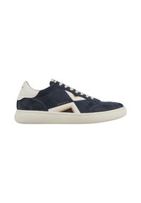 Sneakers in suede blu navy con accenti bianchi e arancioni, caratterizzati da una punta tonda, design con lacci e suola in gomma testurizzata.