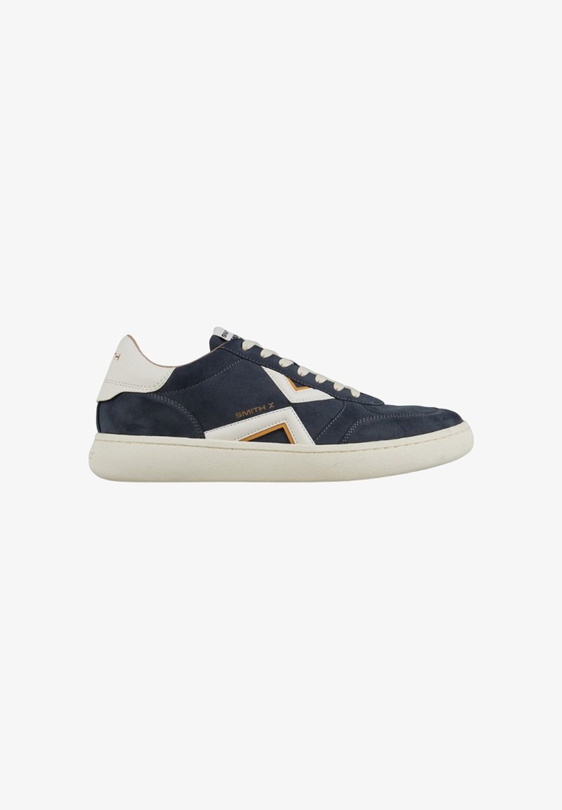Sneakers in suede blu navy con accenti bianchi e arancioni, caratterizzati da una punta tonda, design con lacci e suola in gomma testurizzata.