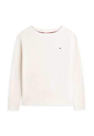 Hvit strikket genser med lange ermer, rund hals og ribbestrikket tekstur. Liten logo på venstre bryst.