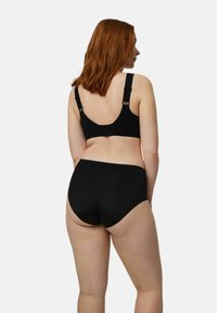 Sujetador negro y ropa interior de talle alto hecha de un material suave y elástico. Cuenta con tirantes ajustables y una superficie lisa sin adornos.