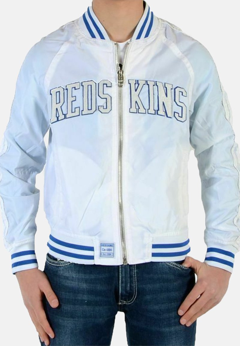 Hvid bomberjakke med blå striber ved kraven og manchetterne, med teksten "REDS KINS" i lyseblå bogstaver over brystet.