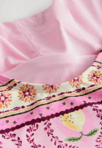 Next Bikinio viršutinė dalis - cream pink paisley