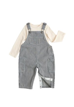 Stribede sort-hvide overalls med for- og sidelommer, trykknapper på det ene ben, kombineret med en beige langærmet skjorte under.