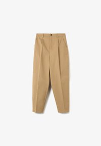 Chinos plisados beige con cierre de botón, bolsillos laterales, piernas estrechas y una textura de algodón suave.