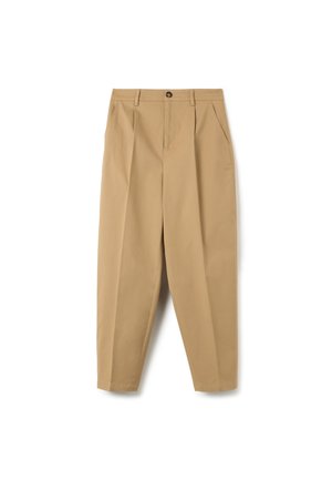 Chinos beige à plis avec fermeture à bouton, poches latérales, jambes fuselées et texture en coton lisse.