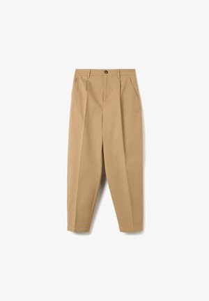 Beige geplooide chino's met een knoopsluiting, zijzakken, taps toelopende benen en een gladde katoentextuur.