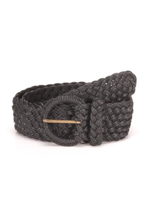 Cinturón negro de tela tejida con hebilla redonda trenzada y punzón de latón, enrollado sobre un fondo blanco.