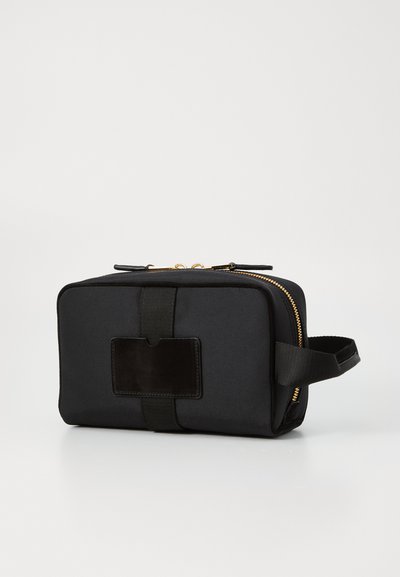 Pungă neagră din material textil cu fermoar auriu, design plat, având o curea din piele neagră și un loc pentru carduri pe față. Material texturat.