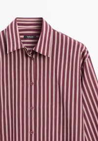 Pánská košile s dlouhým rukávem na knoflíky s vertikálními pruhy v barvách burgundská a béžová, se špičatým límcem, štítek uvádí Massimo Dutti.