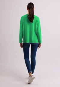 CASH-MERE MIT SEITENSCHLITZEN - Stickad tröja - grün