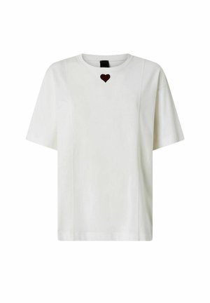 T-shirt bianca a maniche corte con un piccolo cuore rosso scuro ricamato sotto l'orlo del collo, al centro del petto.